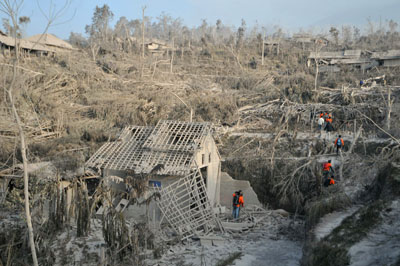 Foto Eksklusif Tsunami Mentawai dan Gunung Merapi Meletus 